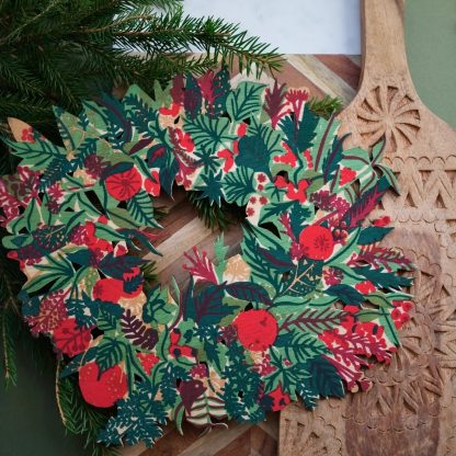 East_End_Press_Traditional_Wooden_Wreath_Lifestyle